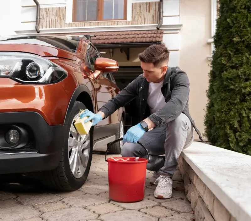 Lavage auto à domicile Le Fidelaire : professionnel intervenant sur un véhicule